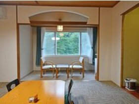 【モダン和室】カーペット敷きの快適な10畳間。広縁から景色を眺めながら、ゆったりと旅の思い出を。