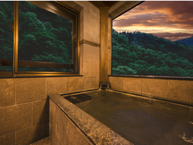 【半露天風呂付コーナー特別室】季節ごとに移り変わる絶景を、客室の「源泉かけ流し温泉」でひとり占め。