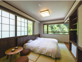 【和ベッドルーム】＜川側-8畳＞スタンダードなお部屋。窓からは、忠別川の清流の風景を。