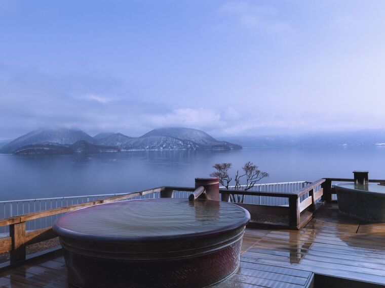 絶景の洞爺湖を一望できる最上階の露天風呂。晴れた日は山峡に羊蹄山を眺めることもできます。
