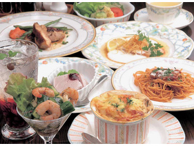 ばあば特製手作りのフルコースディナー前菜、魚、グラタンスープ、お肉、パスタ、山葡萄アイスクリーム