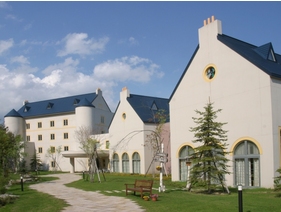 【ホテル外観】　心地よい風と緑の匂いを感じながら、大自然いっぱいの丸瀬布で心身ともに癒されて。