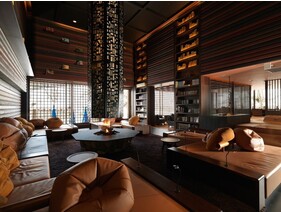 ラウンジ[アペソ]／ぬくもり感じるラウンジ。旅の夜長、薪のはぜる音を聴きながら、読書・音楽鑑賞を愉しむ