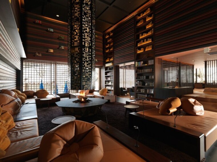 ラウンジ[アペソ]／ぬくもり感じるラウンジ。旅の夜長、薪のはぜる音を聴きながら、読書・音楽鑑賞を愉しむ