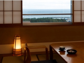 函館の景色を一望できる、高層階のお部屋へご案内いたします。