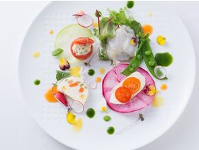 【夕食一例】前菜には有機・無農薬の野菜と、北海道ならではの新鮮魚介を。