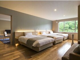 【レディースプレミアム】ベッド3台が横に並ぶ寝室。リビングと合わせ76㎡のゆとりの広さです。