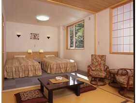 和洋室ツインペットの洋室、６畳の和室スペースのある寛ぎのお部屋です。