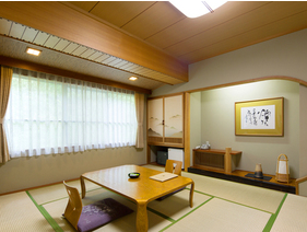 【和室】純和風造りの和室。お布団でお休みになりたい方におすすめのお部屋です。