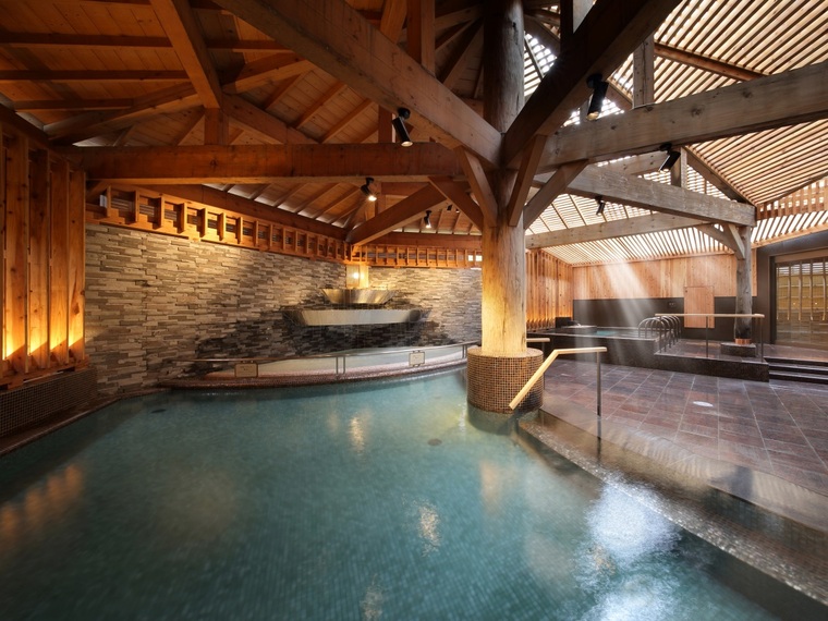 大浴場「湯蔵」の露天風呂　「湯の川温泉」を愉しんでいただける開放的な露天風呂。