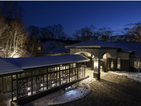 ◆宿泊棟外観（冬）／大沼の豊かさを感じるオーベルジュ。五感が満たされるロケーションにこだわりました