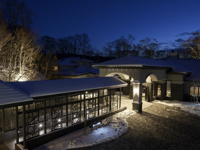 ◆宿泊棟外観（冬）／大沼の豊かさを感じるオーベルジュ。五感が満たされるロケーションにこだわりました