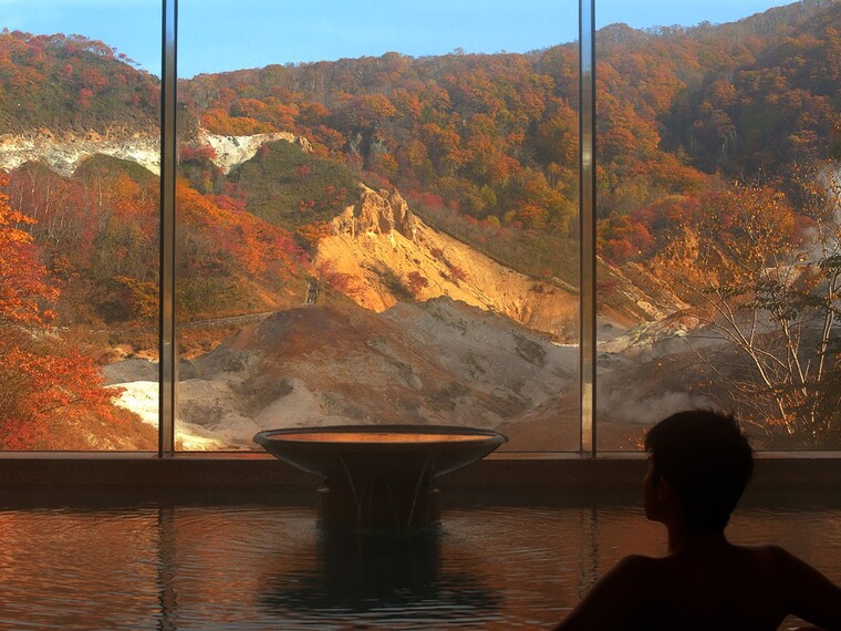 秋の装いの地獄谷。季節の移ろいを感じながら、美しい紅葉をご堪能ください。【男性浴場/食塩泉】