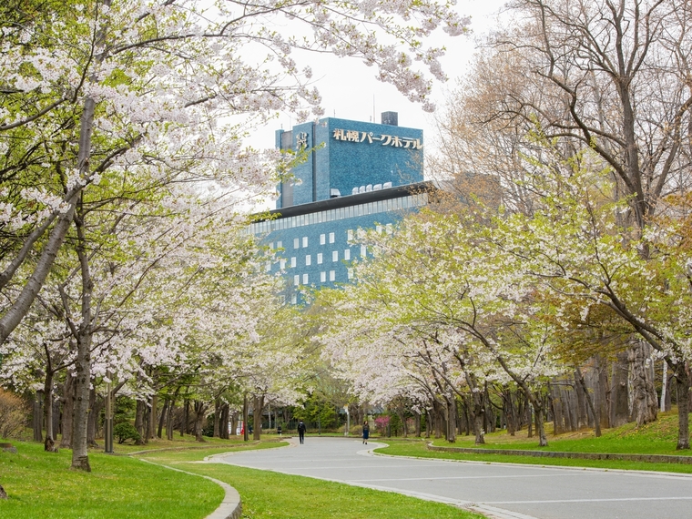 春はホテル隣接の中島公園を散策！