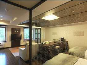 【和洋室】ゆとりの広さのお部屋は、琉球畳とフローリングのモダンな空間。