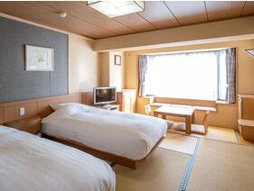 【山側】和ツイン／和室にベッドを設置した、山側の和ツインタイプのお部屋です。