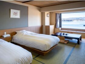 【湖側】和ツイン／和室にベッドを設置した、湖を一望できる開放感あふれるお部屋です。