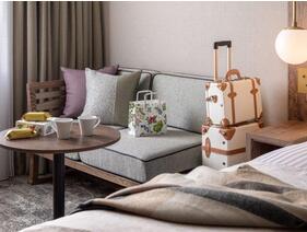 【部屋イメージ】ソファやテーブルなどがある客室は、ゆったりお過ごしいただけるデザインです。