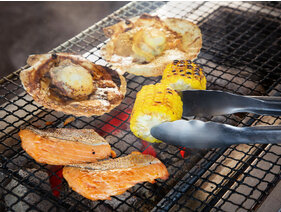 ★シェフが目の前で調理する臨場感あふれる炭火焼ライブキッチン！