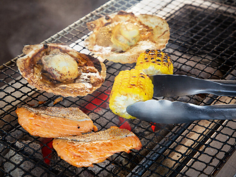 ★シェフが目の前で調理する臨場感あふれる炭火焼ライブキッチン!