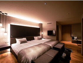 【倶楽部館客室一例】夜になれば間接照明がお部屋を引き立てます。