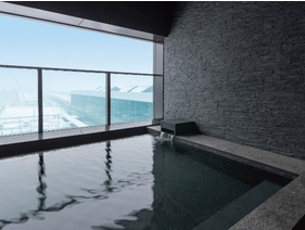 ■大浴場（半露天風呂）旭川の風を感じながらゆったりおくつろぎください。