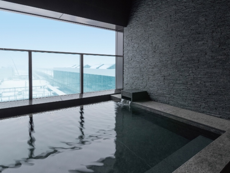 ■大浴場（半露天風呂）旭川の風を感じながらゆったりおくつろぎください。