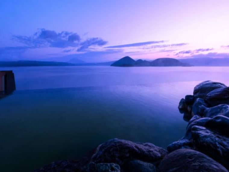 【天空露天風呂ＴＥＮＱＯＯ】まるで湖面と温泉が一体となったような気分を味わえます。