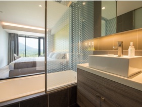 【2ベッドルームB 羊蹄ビュー】お部屋内の浴室はバスタブタイプとシャワータイプの2つ。