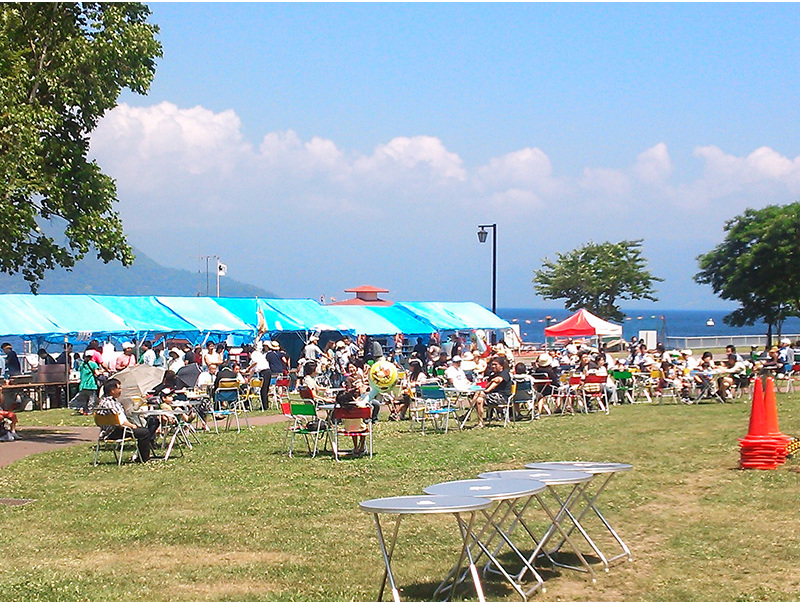 祭り会場の様子。景色も清々しい！※写真提供:（社）洞爺湖温泉観光協会