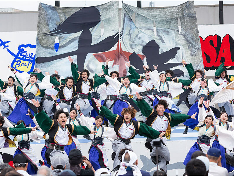 ビールを飲みながらYOSAKOIの演舞を目の前で堪能できます