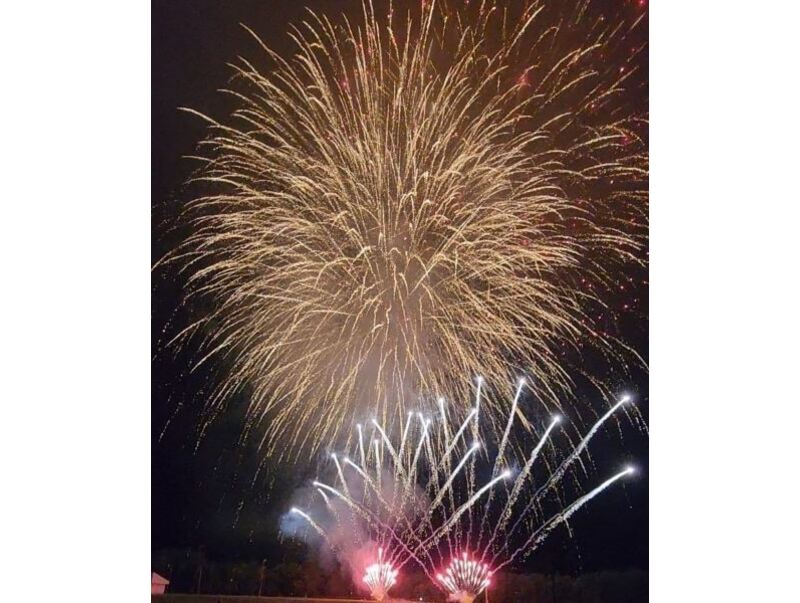 多種多彩な花火のコラボレーションで恵庭の夜が盛り上がります　写真はすべて「恵庭三四会納涼花火大会実行委員会」提供