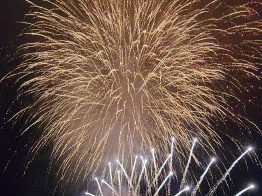 多種多彩な花火のコラボレーションで恵庭の夜が盛り上がります　写真はすべて「恵庭三四会納涼花火大会実行委員会」提供