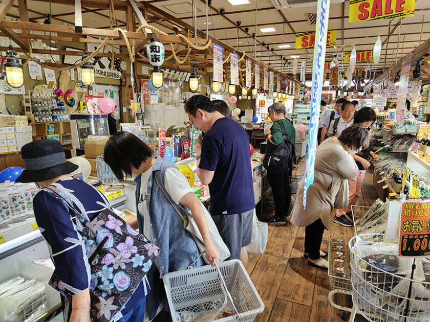 海産物等を目当てに多くの観光客で賑わいます