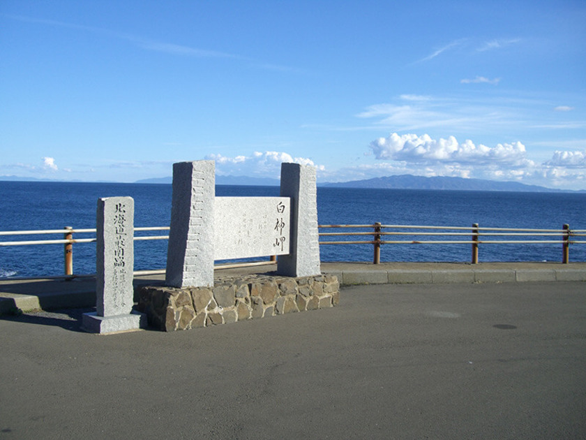 「北海道最南端」の碑。バイクや車で訪れた人々に人気の撮影スポットです。海と大空をバックにとっておきのメモリアルショットを残そう！