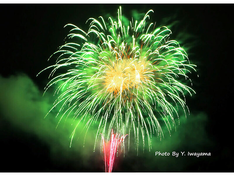 多彩な花火が打ち上げられます