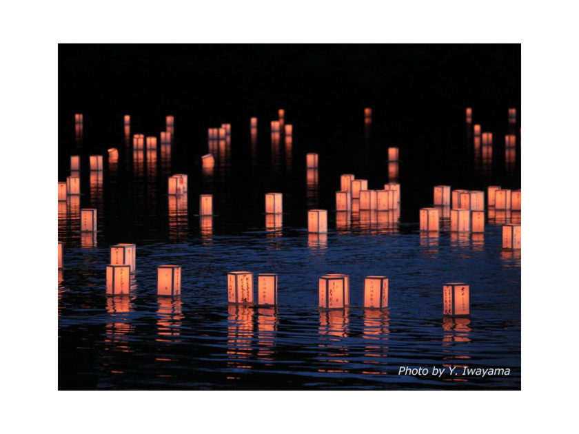 緑に囲まれた湖面に、たくさんの灯ろうが浮かぶ様子はこの上なく幻想的！色とりどりの花火との競演を楽しんで