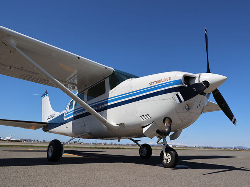 ヘリコプター、セスナ機ともに5名まで搭乗できます