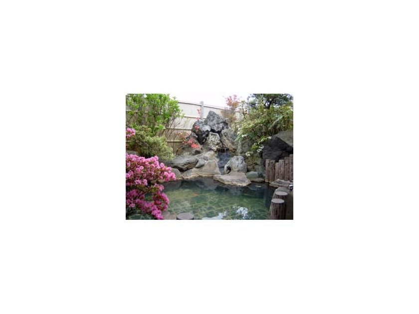風に運ばれてくる磯の香りと美しい日本庭園を同時にたのしめる露天風呂。泉質はやわらかいのでゆっくり浸れます