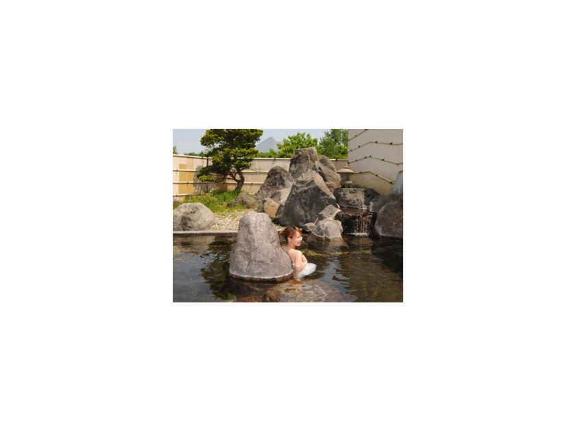「広ーい！」と、その開放的な造りにはしゃいでしまいそうな展望露天風呂。天気の良い日には駒ケ岳の美景を一望できます