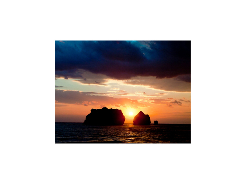 太平洋にぽっかりと浮かぶ3つの岩は、寄り添う親子のよう。夕暮れ時のロマンチックな風景も有名なスポットです