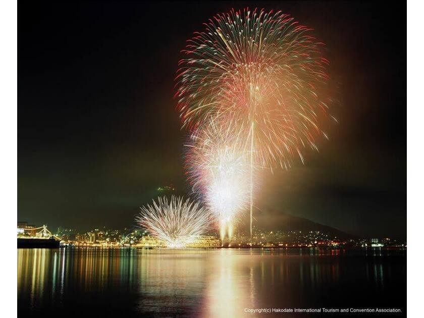 初日の花火大会は函館の夜空に咲き乱れる夏の風物詩。デートにもぴったり！