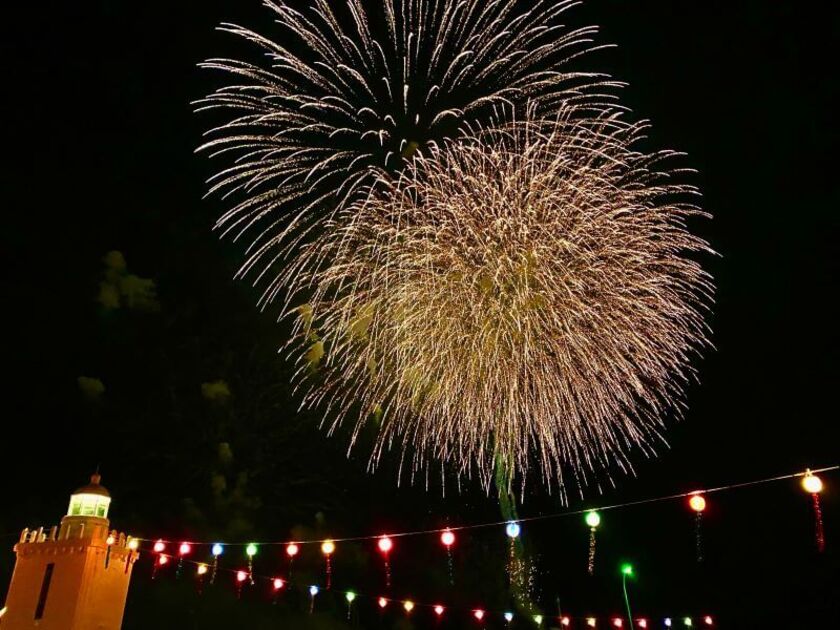 短い夏を惜しむ多くの人が、力強く夜空に上がる花火に歓声をあげ、祭りの賑わいとともに町中が熱気に包まれます