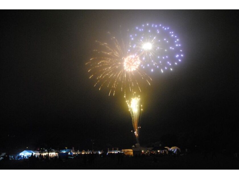 観覧場所が打ち上げ場所に近いため、目の前で迫力ある花火を見ることができます