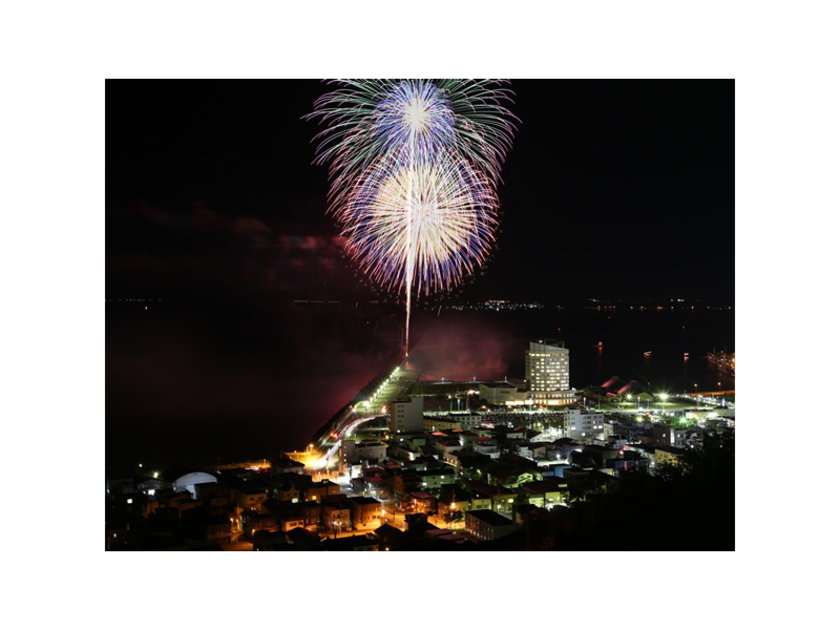 今年も約2,500発の花火が稚内港の夜空に舞い、祭りのフィナーレを飾ります