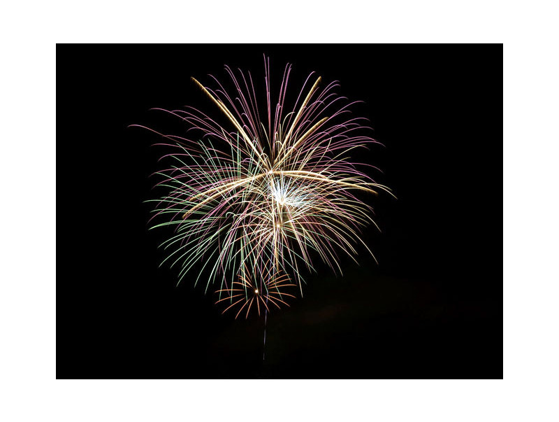 1,000発の花火がのどかな農村の夜空を飾ります