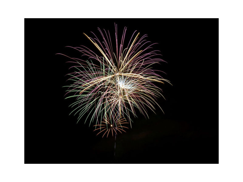 1,000発の花火がのどかな農村の夜空を飾ります