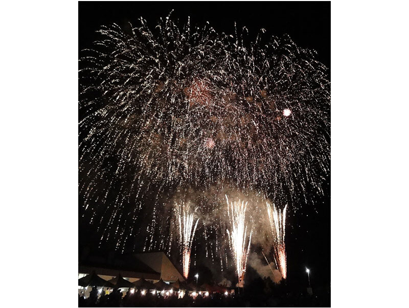 創作花火やスターマインなどが夏の夜空を彩ります。夏まつり花火大会へお越しいただく際は、「道の駅おとふけなつぞらのふる里」をはじめ、町内のお店や十勝川温泉など充実した音更の食・観光をお楽しみください