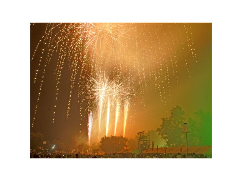 羽衣公園から真上に見上げる約2000発の花火！