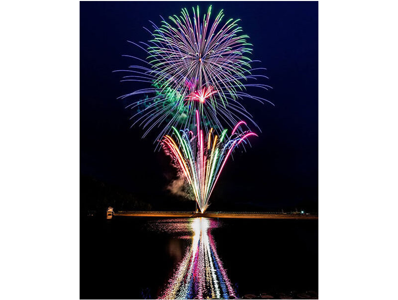 桜岡湖畔から打ち上がる花火が、夜空と湖面を美しく彩ります。夏の思い出に最適！